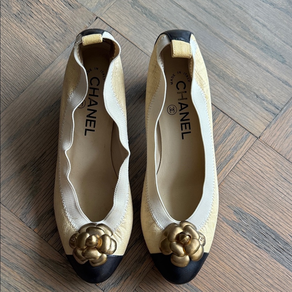 CHANEL Gold and Black ballet slipper with small heel and Floral Accent